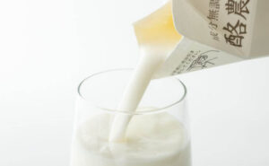 牛乳の水分量はどのくらい？パン作りにおける牛乳と水の違いを解説