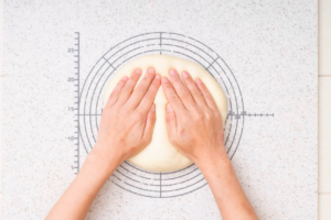 パン生地のパンチとは？効果やタイミングを解説