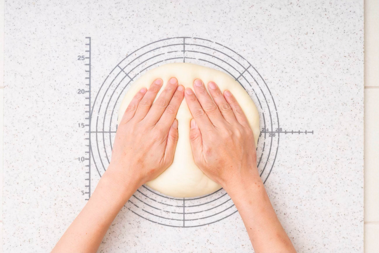 パン生地のパンチとは？効果やタイミングを解説